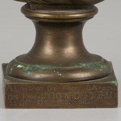 Een 19e-eeuwse portretbuste van een dame, ca. 1900.
