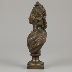 Een 19e-eeuwse portretbuste van een dame, ca. 1900.