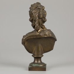 Een 19e-eeuwse portretbuste van een dame, ca. 1900.