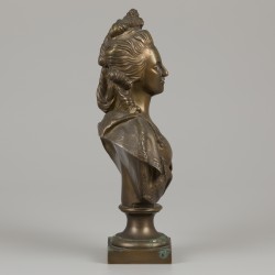 Een 19e-eeuwse portretbuste van een dame, ca. 1900.