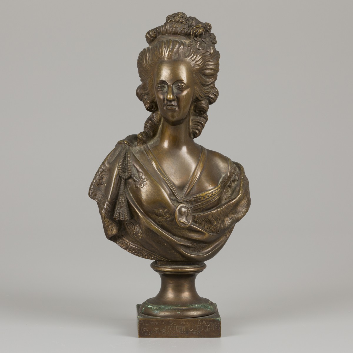 Een 19e-eeuwse portretbuste van een dame, ca. 1900.