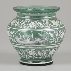 Een glazen vaas met geëmailleerd decor, Italië, 19e eeuw.