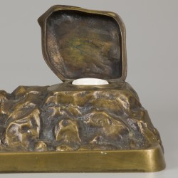 Een bronzen inktstel met pennenbak in de vorm van een edelhert op rots, ca. 1900.