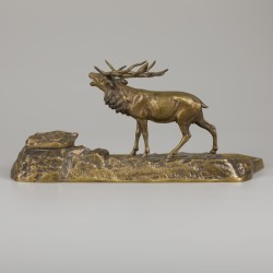 Een bronzen inktstel met pennenbak in de vorm van een edelhert op rots, ca. 1900.