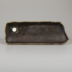 Een bronzen inktstel met pennenbak in de vorm van een edelhert op rots, ca. 1900.