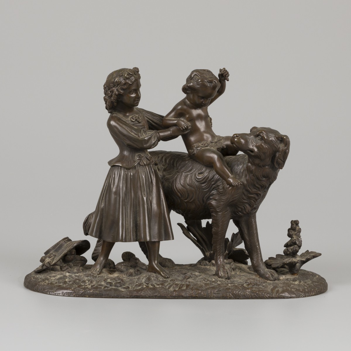 Een bronzen groepje van kinderen spelend met een hond, gegoten ca. 1900.