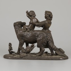 Een bronzen groepje van kinderen spelend met een hond, gegoten ca. 1900.