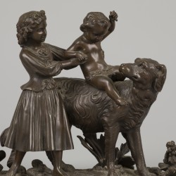 Een bronzen groepje van kinderen spelend met een hond, gegoten ca. 1900.