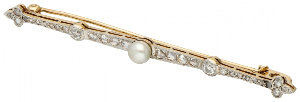 18 kt. Geelgouden art deco broche bezet met ca. 0.28 ct. diamant en een zoetwaterparel.
