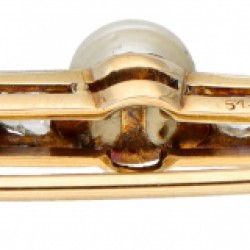 18 kt. Geelgouden art deco broche bezet met ca. 0.28 ct. diamant en een zoetwaterparel.