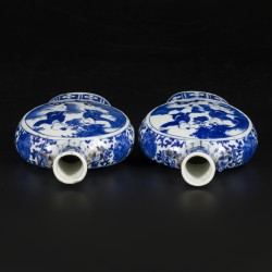 Een set van (2) porseleinen maanflessen gedecoreerd met spelende zotjes, gemerkt Kangxi, China, 19e eeuw.