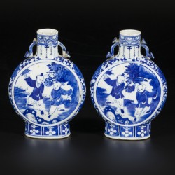Een set van (2) porseleinen maanflessen gedecoreerd met spelende zotjes, gemerkt Kangxi, China, 19e eeuw.
