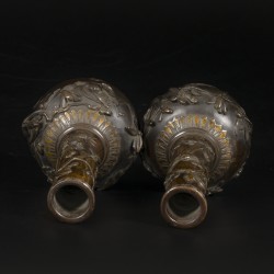 Een set van (2) bronzen pijpvazen met decor van bloemen en vogels, Japan, eind Meji-periode.