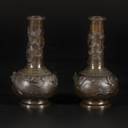 Een set van (2) bronzen pijpvazen met decor van bloemen en vogels, Japan, eind Meji-periode.