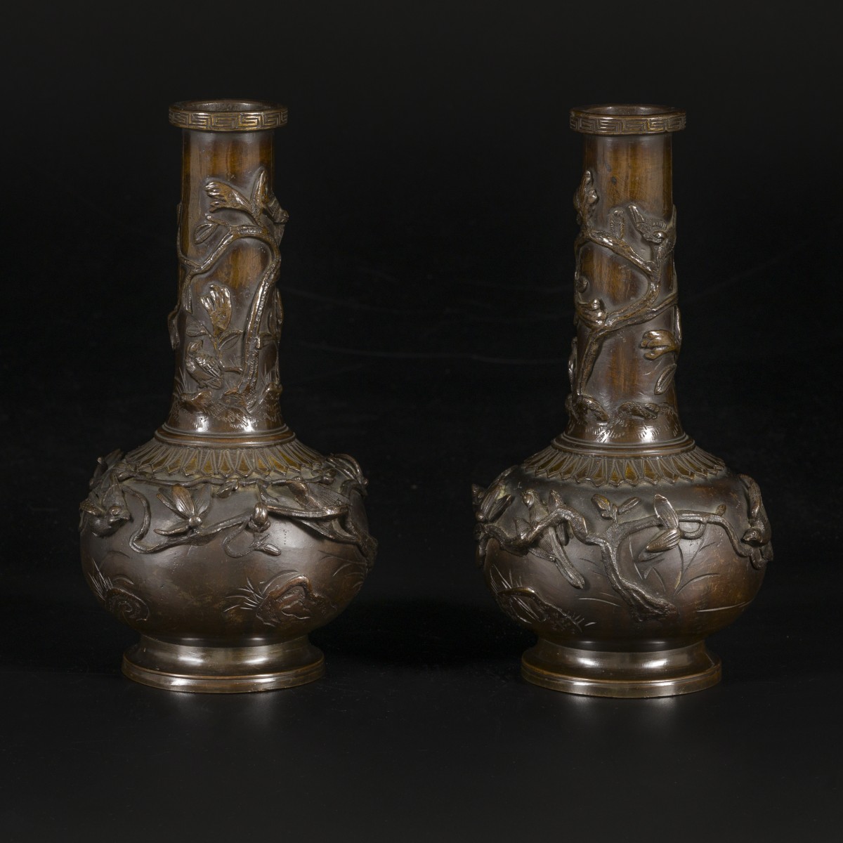Een set van (2) bronzen pijpvazen met decor van bloemen en vogels, Japan, eind Meji-periode.