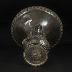Een bronzen kwispedoor, gemerkt aan onderzijde, Japan, 18e/19e eeuw.