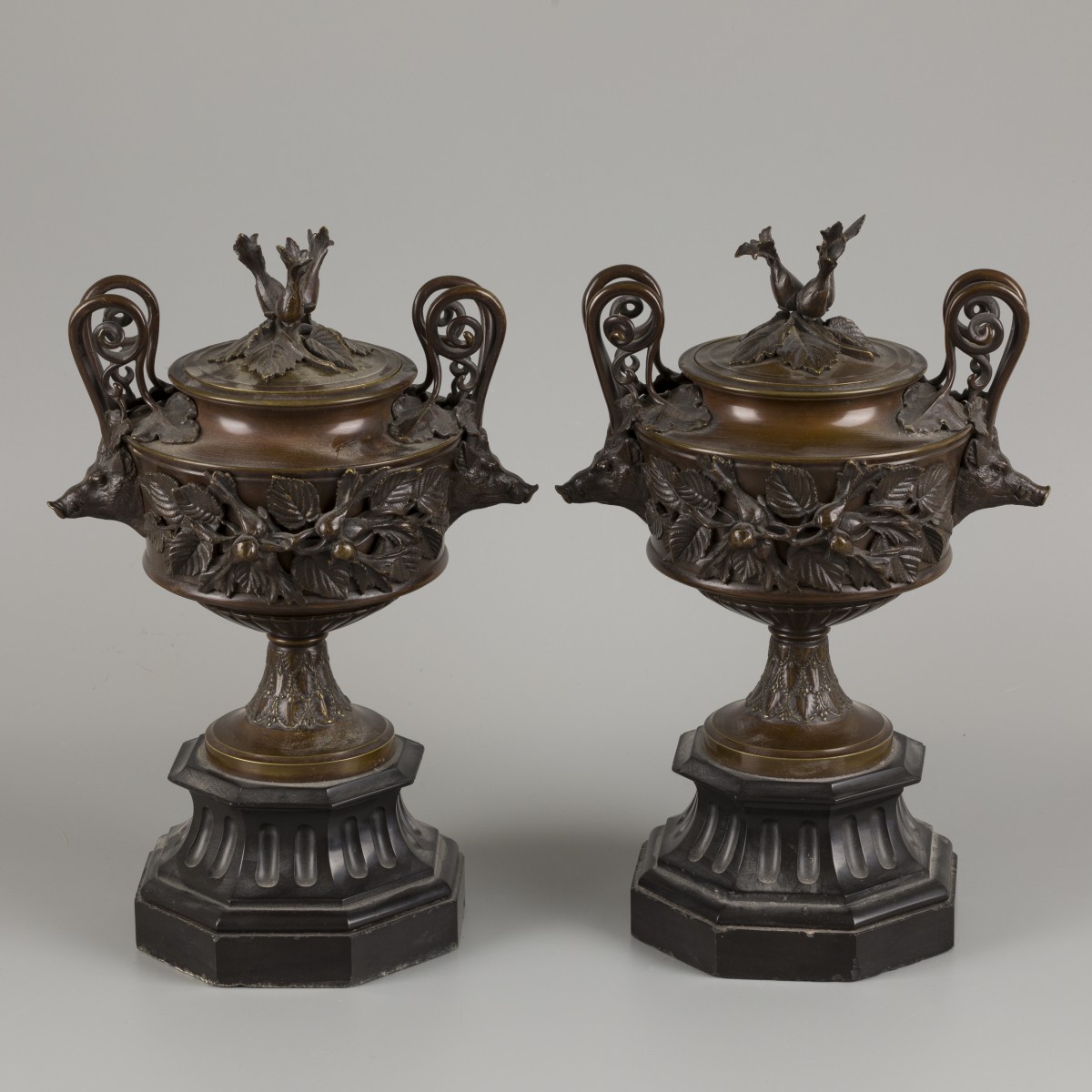 Een koppel bronzen schouwvazen gedecoreerd met zwijnskoppen en beukennootjes, ca. 1900.