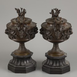 Een koppel bronzen schouwvazen gedecoreerd met zwijnskoppen en beukennootjes, ca. 1900.
