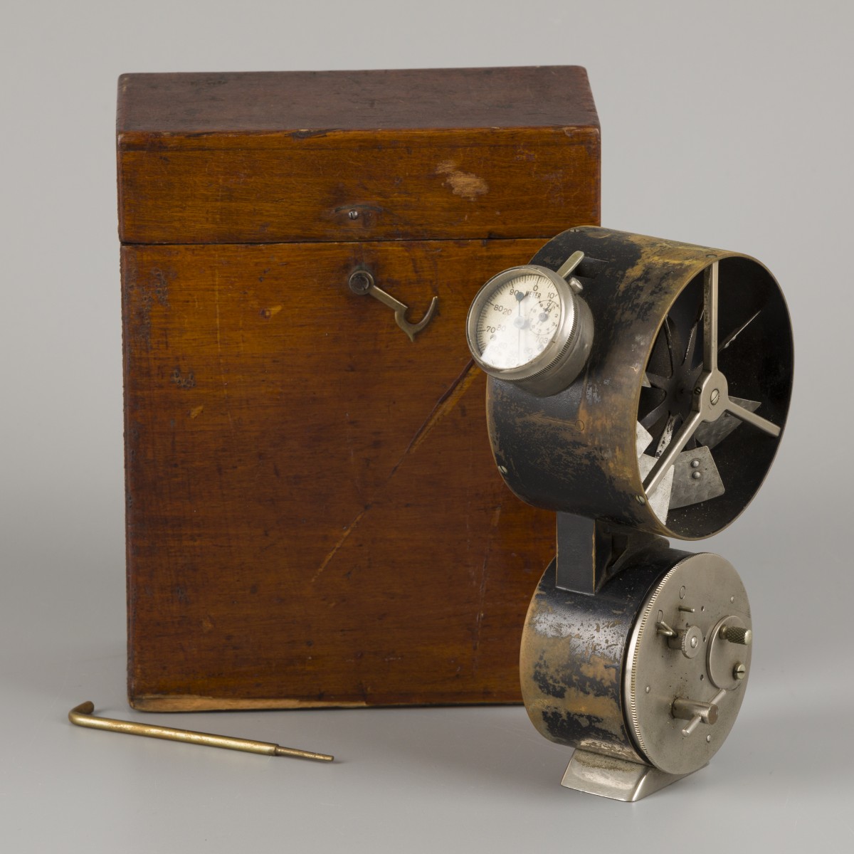 Een anemometer in zachthouten kistje, ca. 1920/30.