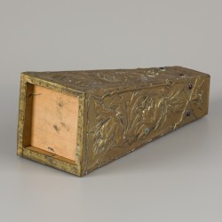 Omgeving Alfred Louis Daguet (1875 -1942), Een vaas met gedreven koperbeslag, Frankrijk, ca. 1900.