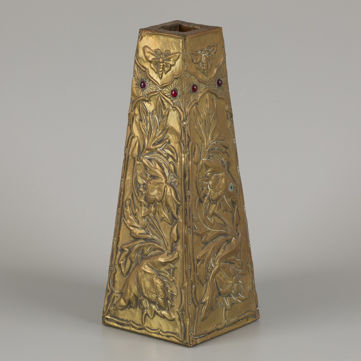 Omgeving Alfred Louis Daguet (1875 -1942), Een vaas met gedreven koperbeslag, Frankrijk, ca. 1900.