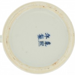 Een porseleinen theepot met decor van Foo-dogs, gemerkt Kangxi. China, 19e eeuw.
