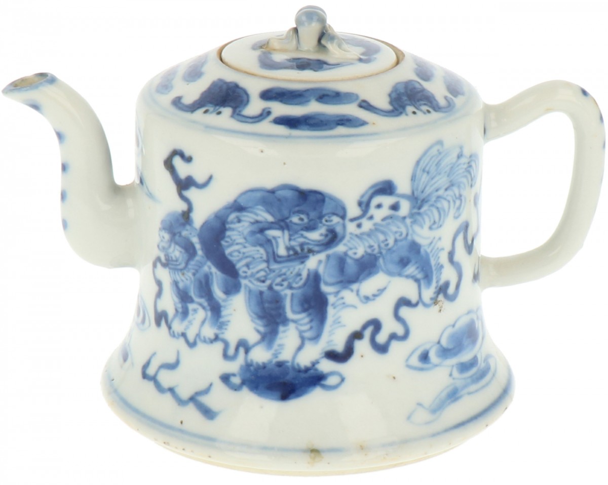 Een porseleinen theepot met decor van Foo-dogs, gemerkt Kangxi. China, 19e eeuw.