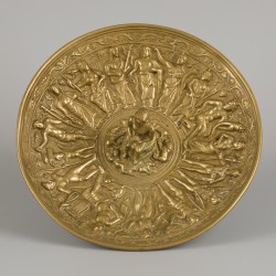 Een bronzen tazza met decor in hoog reliëf, Frankrijk(?), ca. 1900.