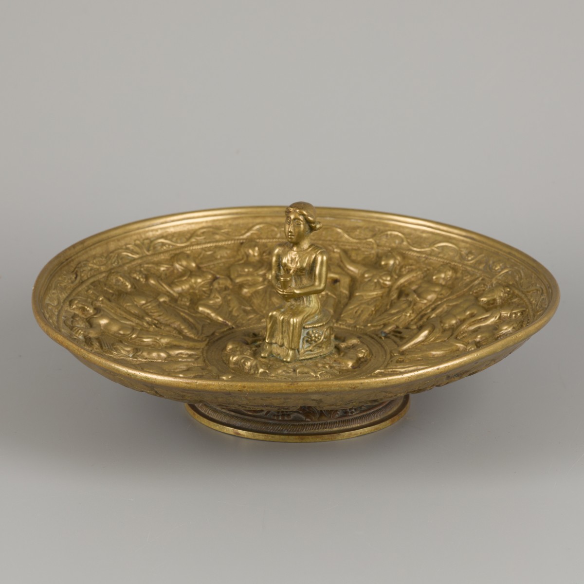 Een bronzen tazza met decor in hoog reliëf, Frankrijk(?), ca. 1900.