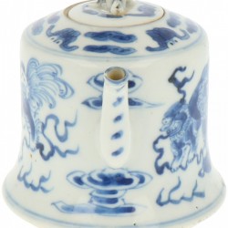 Een porseleinen theepot met decor van Foo-dogs, gemerkt Kangxi. China, 19e eeuw.