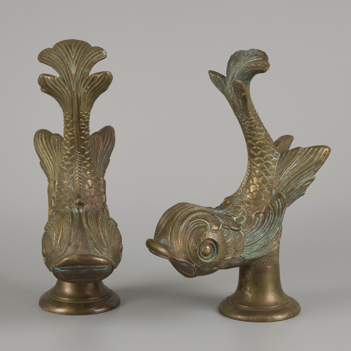 Een set van (2) bronzen waterspuwers in de vorm van een vis, Frankrijk, ca. 1900.