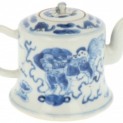 Een porseleinen theepot met decor van Foo-dogs, gemerkt Kangxi. China, 19e eeuw.
