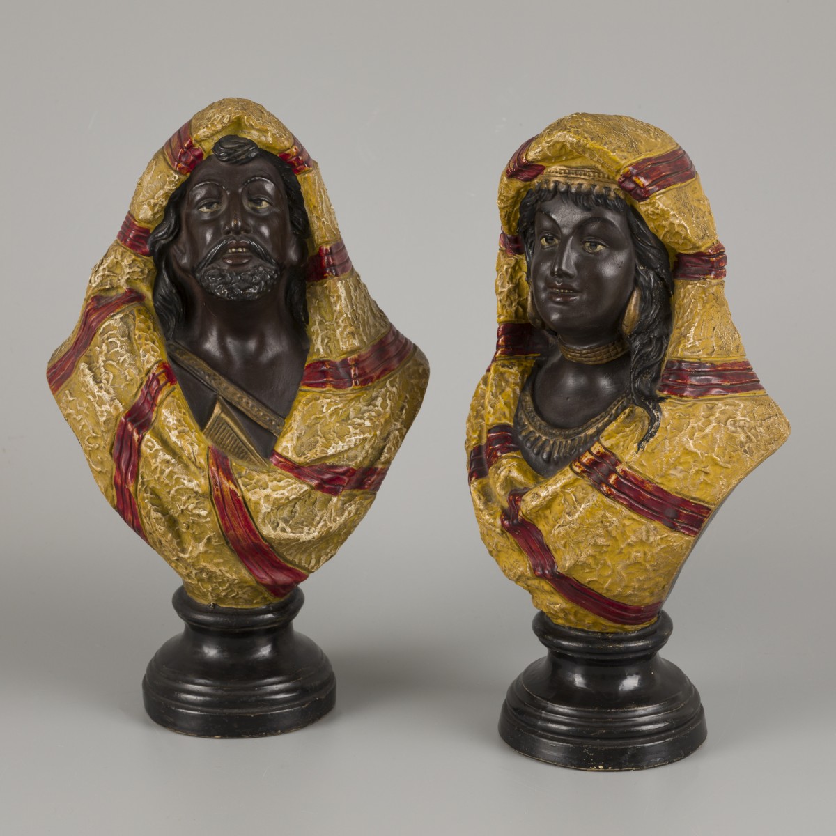 Guillaume dit William Guérin (1838-1912) et Cie, Een set van (2) Oriëntalistische bustes, een man en een vrouw, Limoges, Frankrijk, ca. 1900.