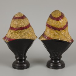 Guillaume dit William Guérin (1838-1912) et Cie, Een set van (2) Oriëntalistische bustes, een man en een vrouw, Limoges, Frankrijk, ca. 1900.