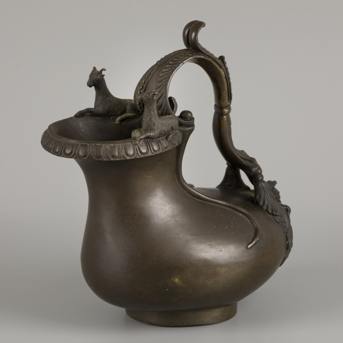 Een Grand Tour souvenir bronzen Askos karaf, naar ouder Romeins voorbeeld, Italië, ca. 1860.