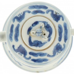 Een porseleinen theepot met decor van Foo-dogs, gemerkt Kangxi. China, 19e eeuw.
