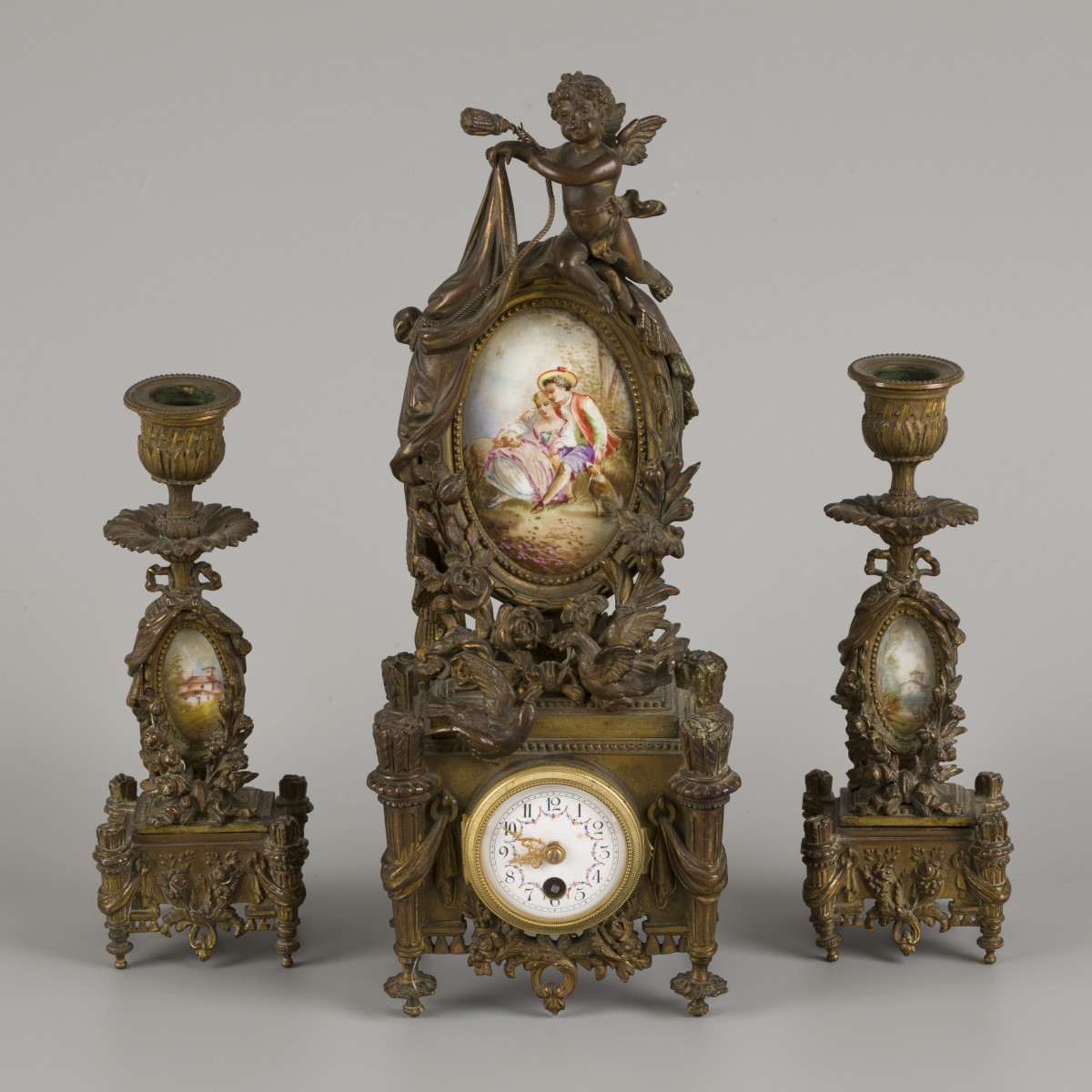 Een 19e-eeuws bronzen klokkenstel met handbeschilderde plaquette naar Fragonard.
