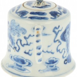 Een porseleinen theepot met decor van Foo-dogs, gemerkt Kangxi. China, 19e eeuw.