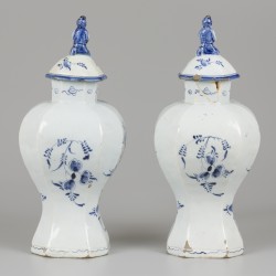 Een set van (2) aardewerken dekselvazen met chinoiserie decor, gemerkt Het Fortuyn, Delft, 1730-1750.