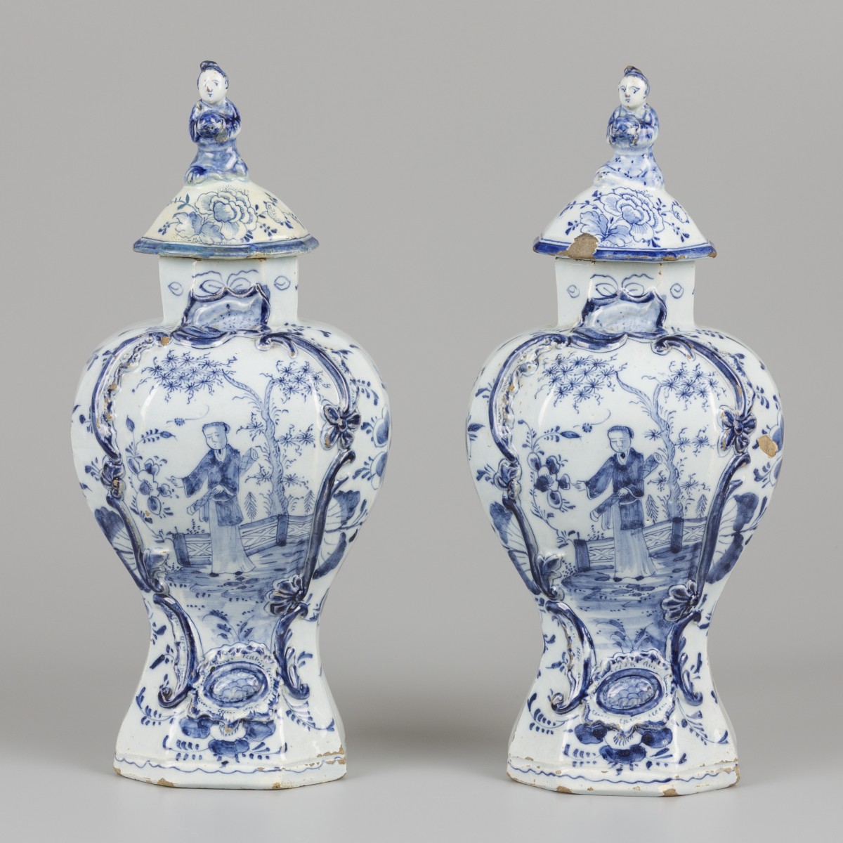 Een set van (2) aardewerken dekselvazen met chinoiserie decor, gemerkt Het Fortuyn, Delft, 1730-1750.