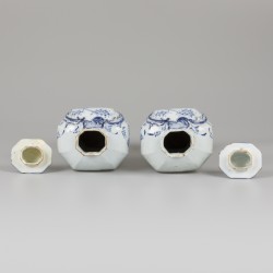 Een set van (2) aardewerken dekselvazen met chinoiserie decor, gemerkt Het Fortuyn, Delft, 1730-1750.