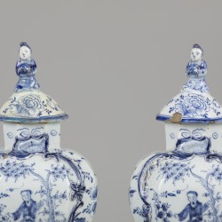 Een set van (2) aardewerken dekselvazen met chinoiserie decor, gemerkt Het Fortuyn, Delft, 1730-1750.