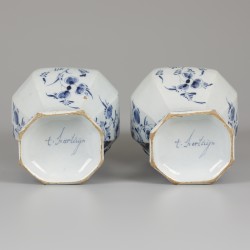 Een set van (2) aardewerken dekselvazen met chinoiserie decor, gemerkt Het Fortuyn, Delft, 1730-1750.