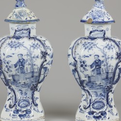 Een set van (2) aardewerken dekselvazen met chinoiserie decor, gemerkt Het Fortuyn, Delft, 1730-1750.