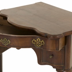 Een mahonie gefineerd 'kneehole' bureau, Engeland, 18e eeuw.