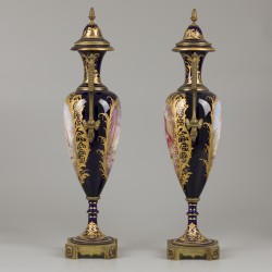 Een set van (2) porseleinen vazen met bronzen ornamenten, Chateau des Tuileries. Frankrijk, 19e eeuw.