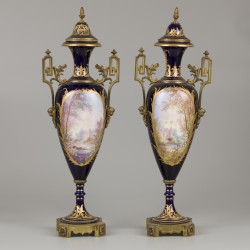 Een set van (2) porseleinen vazen met bronzen ornamenten, Chateau des Tuileries. Frankrijk, 19e eeuw.