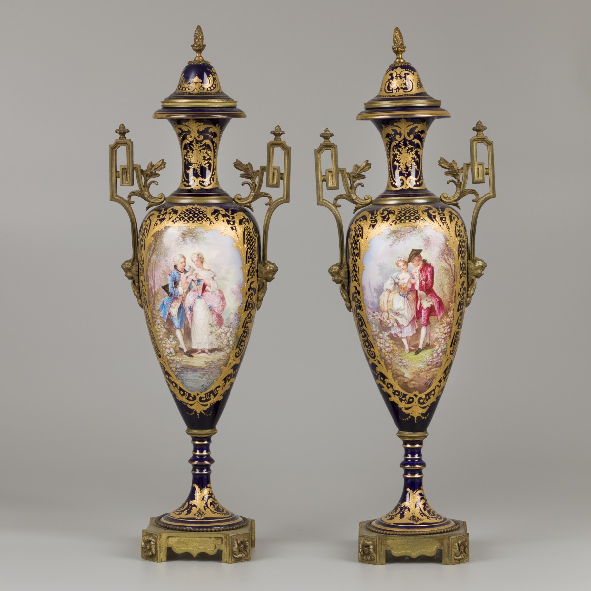 Een set van (2) porseleinen vazen met bronzen ornamenten, Chateau des Tuileries. Frankrijk, 19e eeuw.