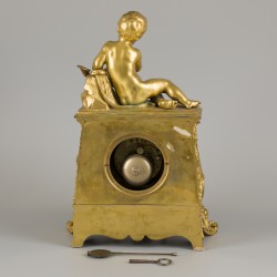 Een vuurvergulde pendule met muziek spelende jongen, Denière a Paris, Frankrijk,  circa 1830.