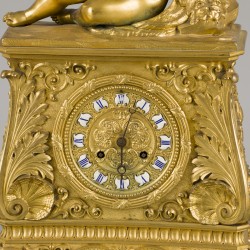 Een vuurvergulde pendule met muziek spelende jongen, Denière a Paris, Frankrijk,  circa 1830.